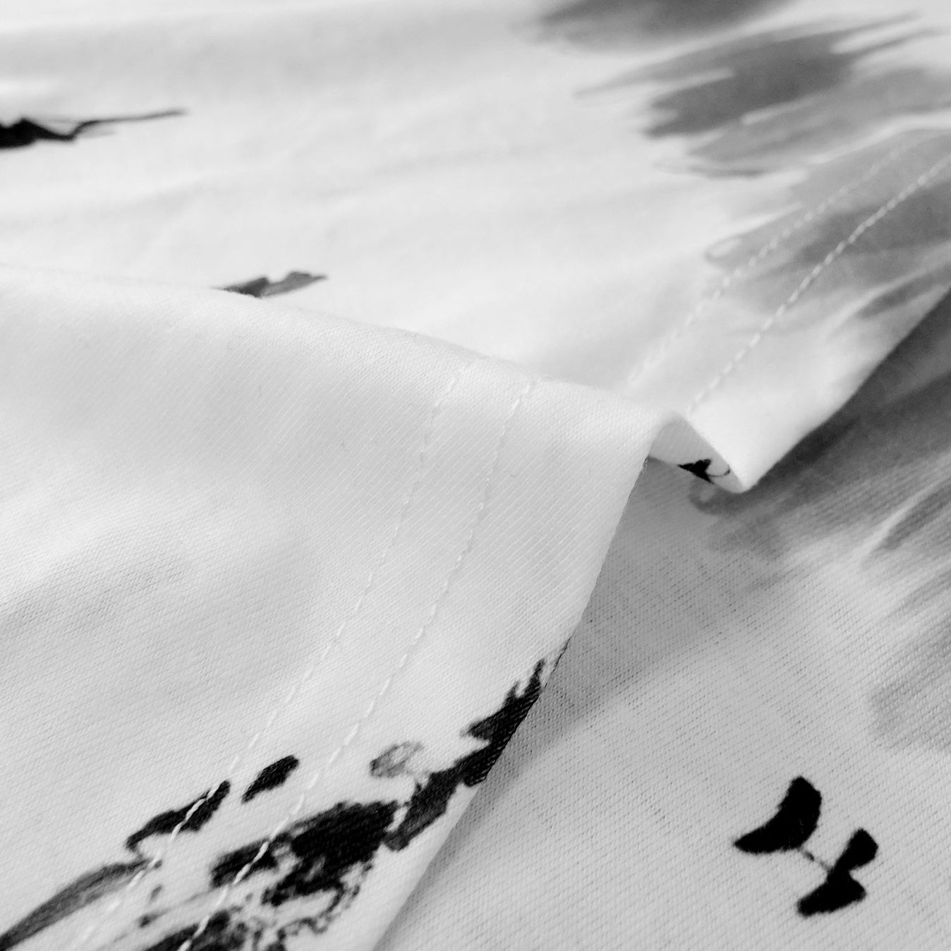 Women's V-neck Printed Black Lined Fashionable Short Sleeved T-shirt